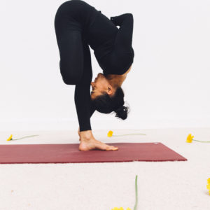 Amira Djafer professeur de Yoga Lille, fondatrice de ayam yoga studio Lille