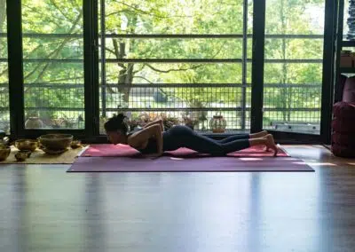Amira Djafer professeur de Yoga Lille, fondatrice de ayam yoga studio Lille