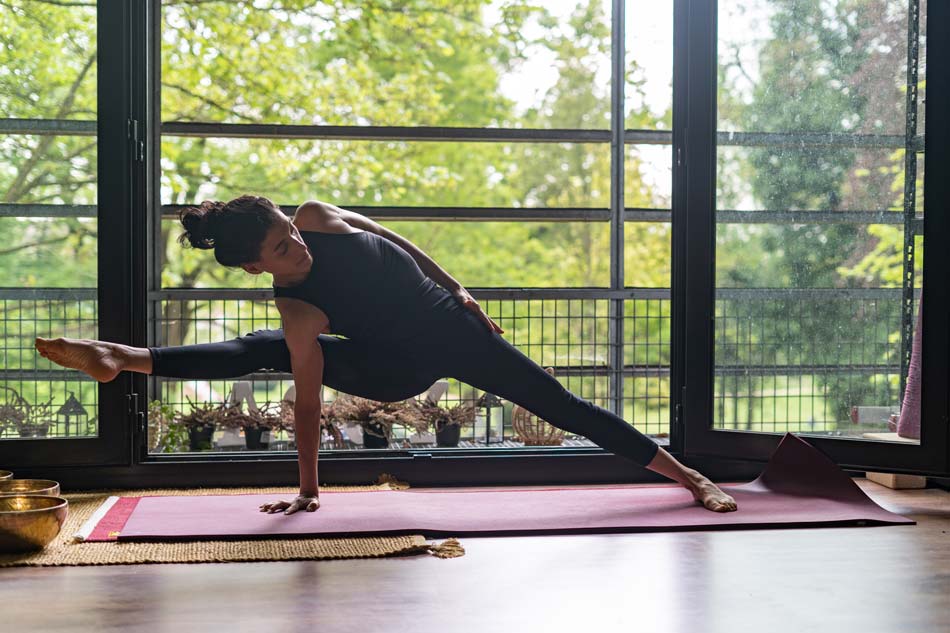 yoga-dynamique-lille-cours-vinyasa-yoga-débutant-Lille-59-Amira-Djafer
