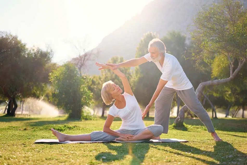 yoga-therapie-lille-cours-de-yoga-senior-lille-59-hauts-de-france-nord-yoga-adapte-personnes-agees-59